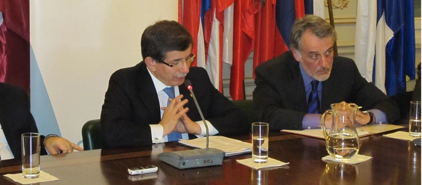 Όταν το ΕΛΙΑΜΕΠ έφερνε τον Τούρκο ΥΠΕΞ Α.Νταβούτογλου για να κάνει διάλεξη στους Έλληνες για τα ελληνοτουρκικά!